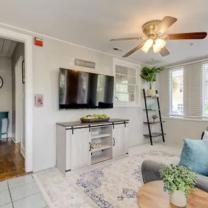 Light & Bright! Quaint Downtown Bungalow! Apartment
